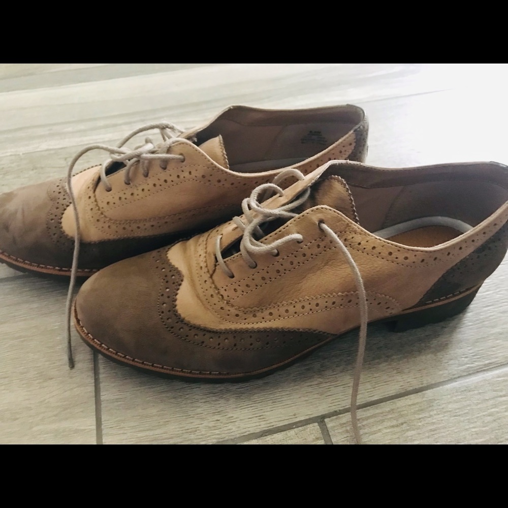 Sperry two tone lace up shoes. Tan. Size 9.5